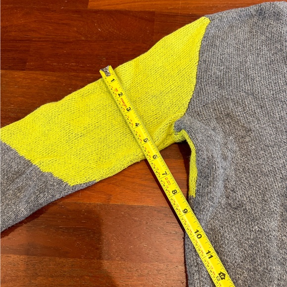 Very warm (wool-like) deco sweater with neon yellow accent - Picture 5 of 7